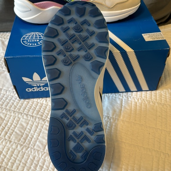 ADIDAS retro multi colored shoes - Picture 2 of 6